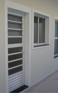 Porta em alumínio com basculante e Janela 2 folhas móveis